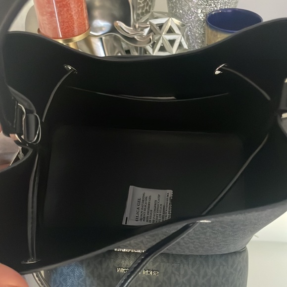 Michael Kors Large Bucket Messenger - Picture 9 of 10